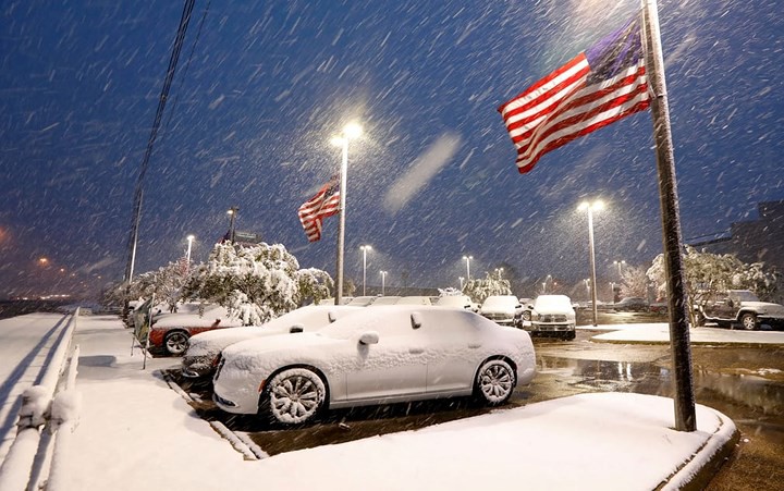 Cận cảnh người dân Mỹ co ro trong giá rét cắt da cắt thịt -40 độ C